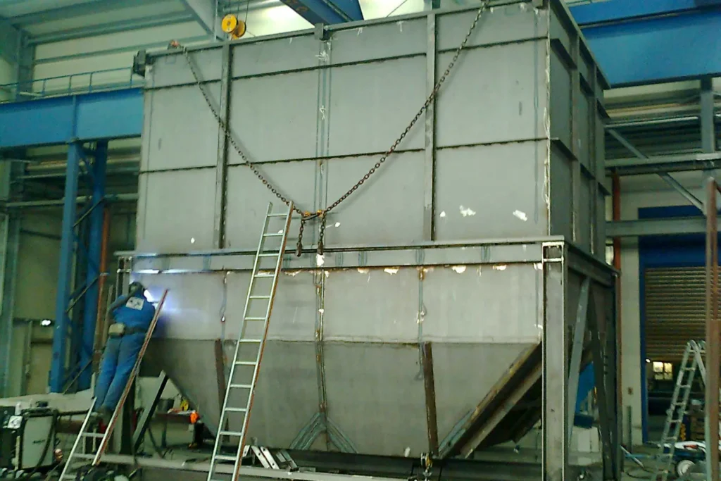 SIBAU Genthin GmbH & Co KG - Bauen auf Erfahrung - Referenzen - Stahlsonderbau - Asphaltmischbehälter