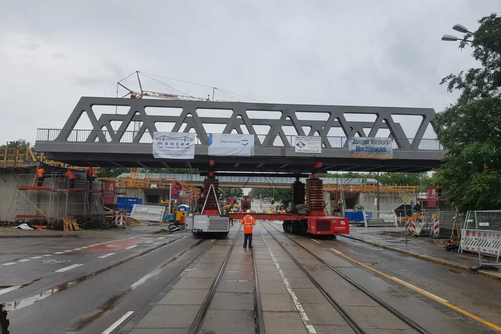 SIBAU Genthin GmbH & Co KG - Bauen auf Erfahrung - Referenzen - Brückenbau - Baustelle Fachwerkbruecke-Halle