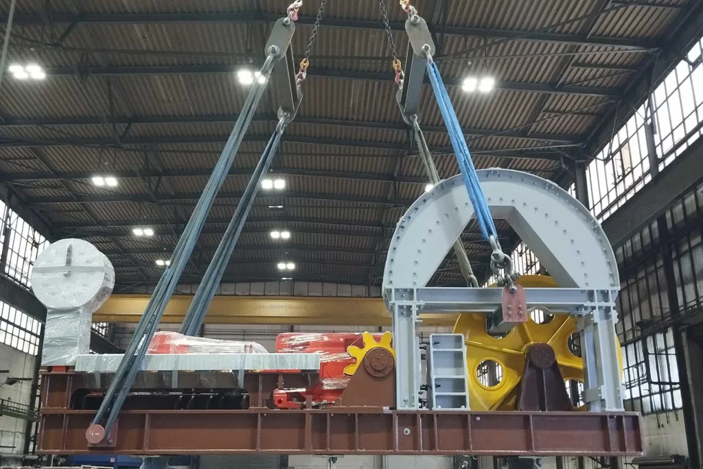 SIBAU Genthin GmbH & Co KG - Bauen auf Erfahrung - Referenzen - Stahlsonderbau - Krananlage mit Bauteil in Fertigungshalle