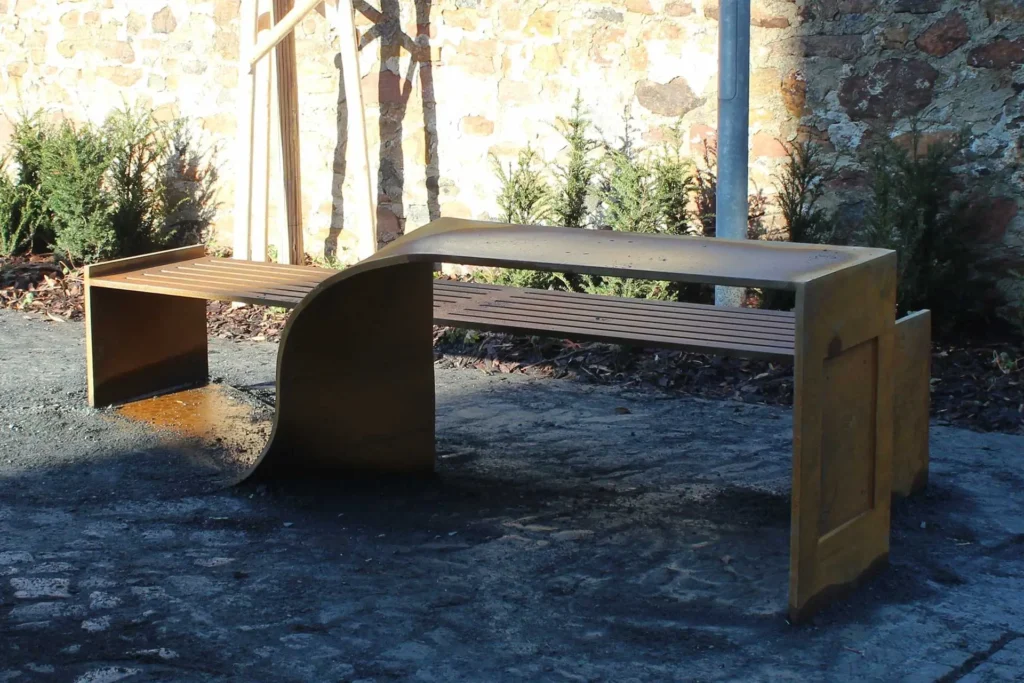 SIBAU Genthin GmbH & Co KG - Bauen auf Erfahrung - Referenzen - Stahlsonderbau - Sitzbank und Tisch