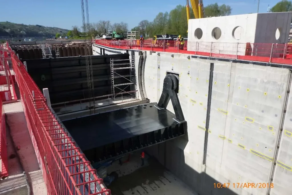 SIBAU Genthin GmbH & Co KG - Bauen auf Erfahrung - Referenzen - Stahlwasserrbau - Baustelle Schleuse Trier