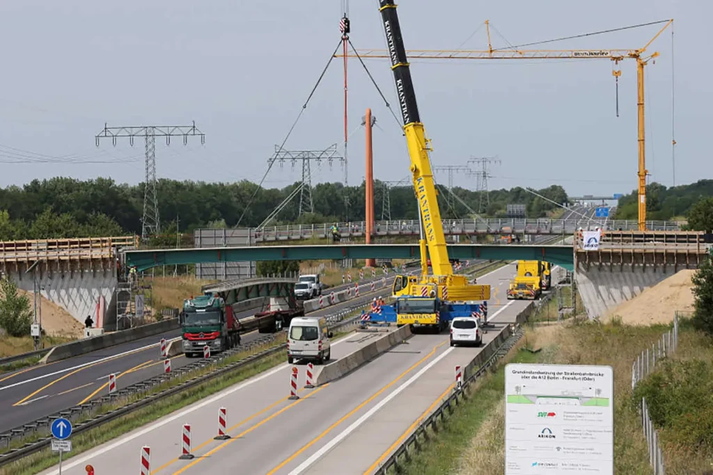 SIBAU Genthin GmbH & Co KG - Bauen auf Erfahrung - Leistungen Montage - Karriere und Technik - Baustelle Autobahn-Verbundbrücke A12 mit großen Kränen