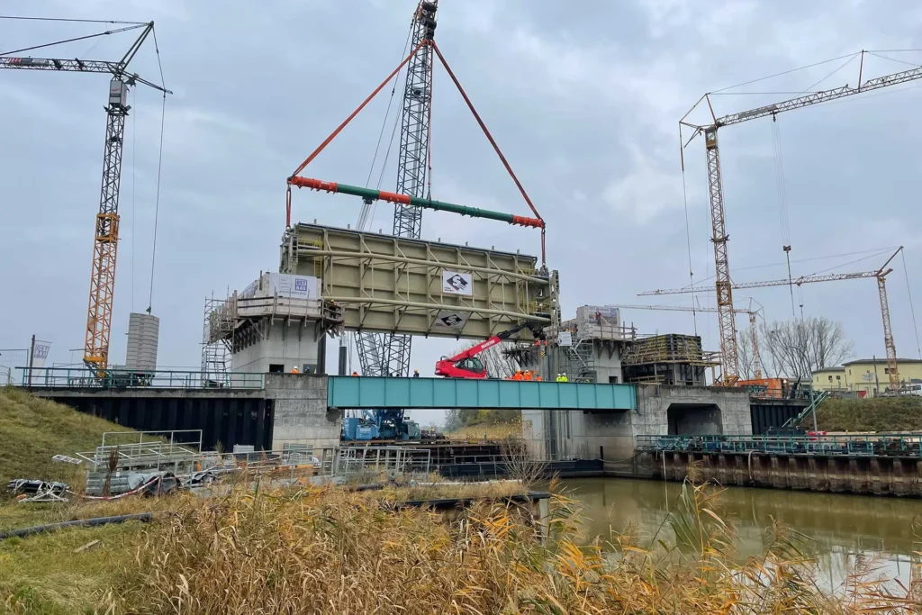 SIBAU Genthin GmbH & Co KG - Bauen auf Erfahrung - Referenzen - Stahlwasserrbau - Baustellle Wehr-Quitzöbel - mehrere Kräne an Brückenbaustelle