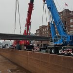 Entladung des Überbaus mit zwei Mobilkranen Liebherr LTM 1650 am Sartorikai im Kieler Hafen