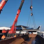 Verladung des Stahlüberbaus auf das Binnenschiff im SIBAU-Werk Genthin