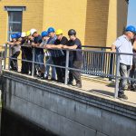SIBAU-Auszubildende blicken von der Plattform in die Kammer der Schleuse Hohenwarthe